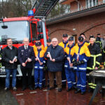 Landtagspräsident Klaus Schlie, Kreisbrandmeister Gerd Riemann und der stellvertretende Landesjugendfeuerwehrwart Ernst-Niko Koberg besuchten am Sonnabend die Jugendfeuerwehr Großhansdorf im um ihnen für ihr Engagement beim Verkauf der Feuerwehrmettwurst vor und in den EDEKA-Märkten zu danken mit Andreas Biemann, Betreuer der JF, Edeka-Chef Jörg Reinhardt