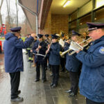 Landtagspräsident Klaus Schlie, Kreisbrandmeister Gerd Riemann und der stellvertretende Landesjugendfeuerwehrwart Ernst-Niko Koberg besuchten am Sonnabend die Jugendfeuerwehr Großhansdorf im um ihnen für ihr Engagement beim Verkauf der Feuerwehrmettwurst vor und in den EDEKA-Märkten zu danken mit Orchester