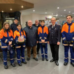 Landtagspräsident Klaus Schlie, Kreisbrandmeister Gerd Riemann und der stellvertretende Landesjugendfeuerwehrwart Ernst-Niko Koberg besuchten am Sonnabend die Jugendfeuerwehr Großhansdorf im um ihnen für ihr Engagement beim Verkauf der Feuerwehrmettwurst vor und in den EDEKA-Märkten zu danken